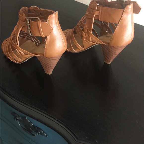Tan sandals - Picture 2 of 2